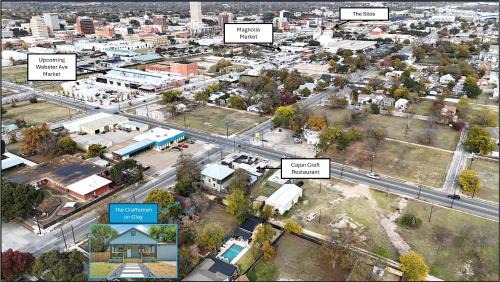 Brazos House | The Craftsman on Clay-Downtown-4 Blocks to Silos-Hot Tub and Cowboy Pool