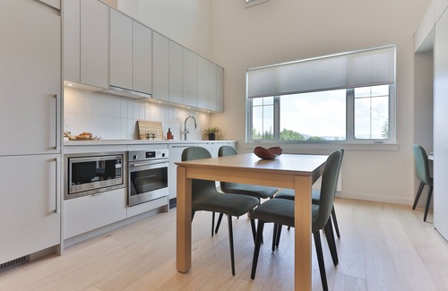 Rossland Apartment | The Crescent