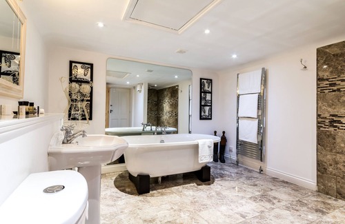 Elton Hotel | The Crown Inn