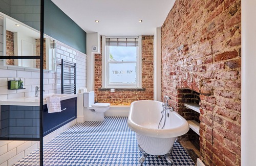 Hackney Central House | The Crown Pub & Guesthouse