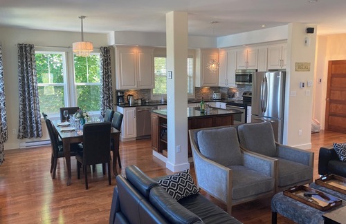 Trinity House | The Crows Nest - Top Guest Rated Luxury Vacation Home in the Heart of Trinity