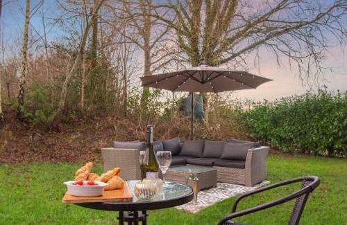 East Grinstead House | The Dairy Cottage with hot tub & pizza oven