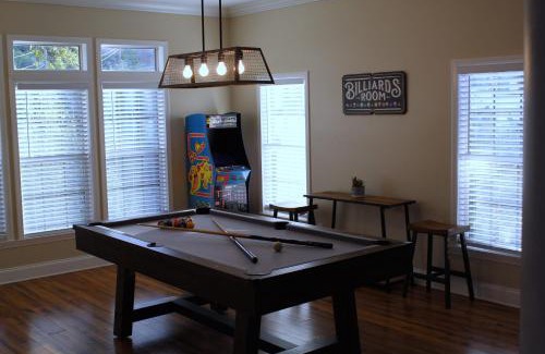 Cross Mountain House | The Den - Family friendly, Close to Fiesta Texas, SeaWorld, Riverwalk and more
