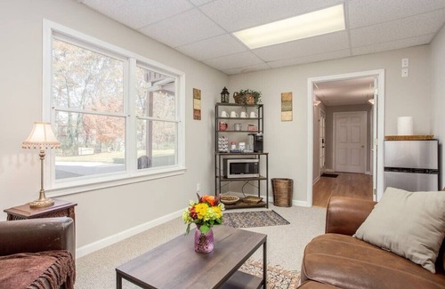 Buford House | The Den/PVT Basement/Media Room/Near Mall/Sleeps 5
