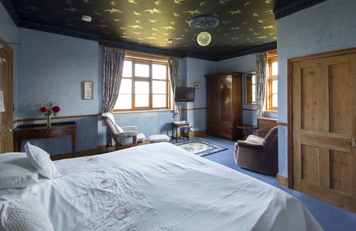 Bungay Apartment | The Dog House — self-catering apartment with private kitchen & countryside views