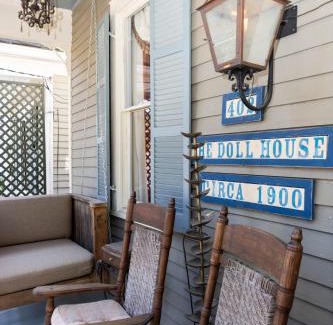 Natchez House | The Dollhouse - 3 Bed, 2 Bath, Walk to Downtown
