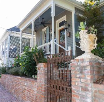 Natchez House | The Dollhouse - 3 Bed, 2 Bath, Walk to Downtown