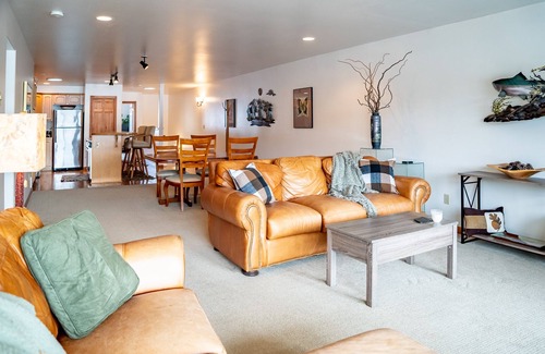 Florence Condo | The Dunes: Old Town WIFI River Front Near restaurants & shops. New LR furniture!