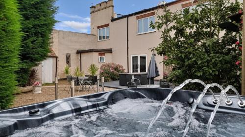 Kneesall Cabin | The East Wing at Rufford Park Lodge, Hot Tub Retreat