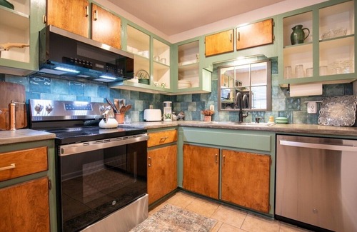 Oxford House | The Eden, 1BR Queen Nook by Velvet Ditch Villas