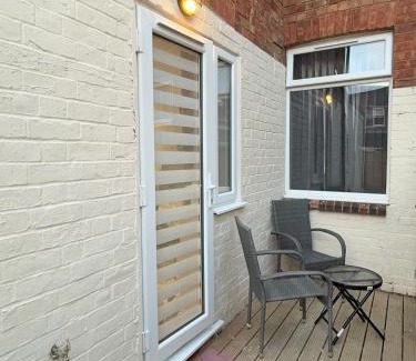 Northampton Apartment | 'The Elegant Comfort' - A Stunning Luxury 2-Bed Flat with Private Garden & Patio - Free Parking