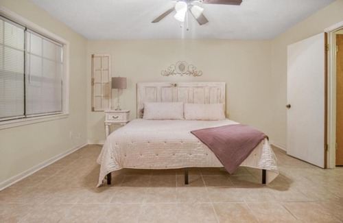 Alexandria Villa | The Ellis House. In quiet neighborhood!