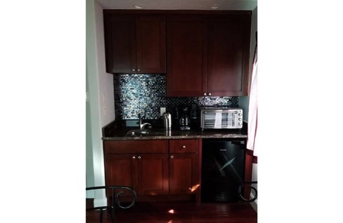 Greenway Plaza-Upper Kirby Apartment | The Emperor’s Suite – Central Houston Luxury