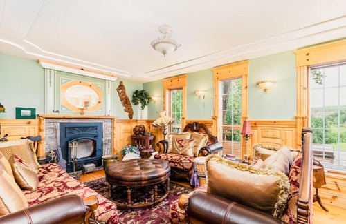 Drumheller House | The Enchanted River Cottage - River - Luxurious Cottage - Jacuzzi