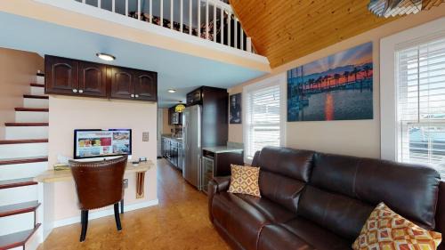 Sanford House | The Famous Houseboat in Sanford