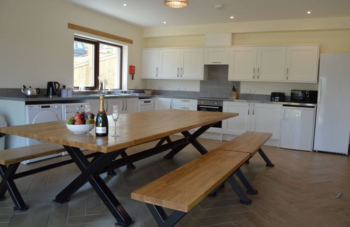 Linlithgow Apartment | The Farmhouse - sleeps 14 guests in 5 bedrooms