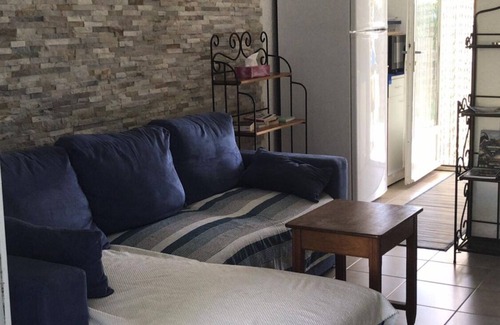 Poggio-Mezzana House | The feet in water