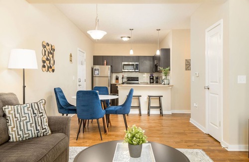 Westerville Apartment | The Fenimore Flat | No Steps | Patio | King Bed!
