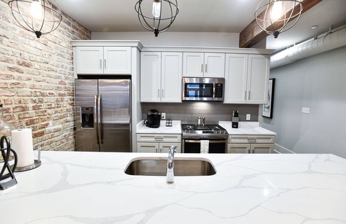 Central Business District Condo | "The Filles du Roi" 2BR/2Bath SUPERDOME Wedding Venue guests welcome