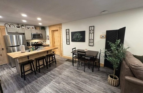 Kyle House | The Fireball is a charming 2-bedroom bungalow in Northfork with WiFi, AC