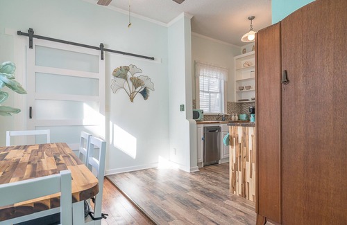 San Jacinto House | The Five Starfish Inn. Cute little beach vacation rental. 1 block to the Seawall
