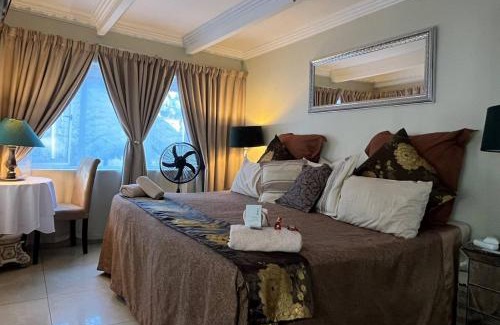 Waterkloof Glen House | The Flamingo Suite at Frederick's Place