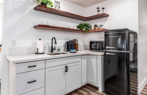 Oakhurst Apartment | The Four Daughters