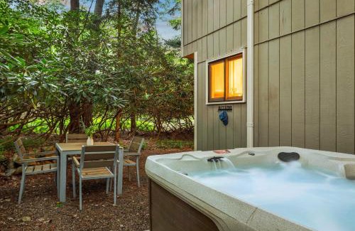 Pocono Pines House | The Four Seasonal by AvantStay Hot Tub Spacious Deck Fire Pit