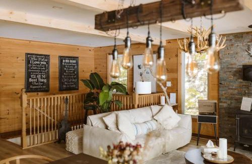 Novar House | The Fox Lakefront Cottage with PrivateBeach and Sauna