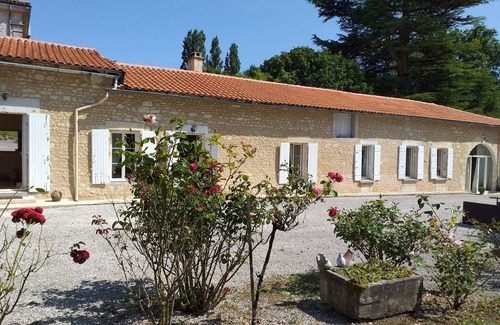 Saint-Martial-de-Vitaterne House | The house in the shade of the lime trees