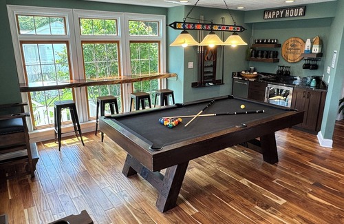 Huddleston House | The Fun Spot 3 - Serene Home with Beautiful Lake & Mtn Views to Relax and Enjoy!