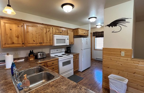 West Yellowstone Cabin | The Gallatin Cabin 124: 3 King Bedrooms with 3 full Bathrooms near Yellowstone