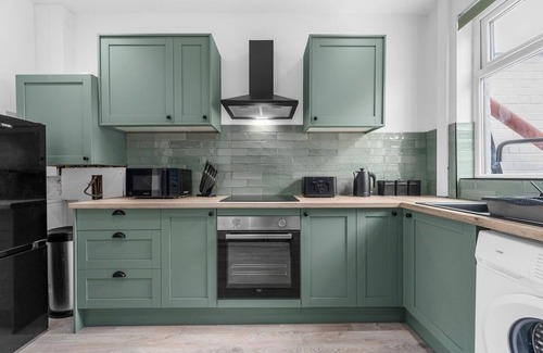 Bolton House | The Gallery House - Modern 2BR Stay - Sleeps 5
