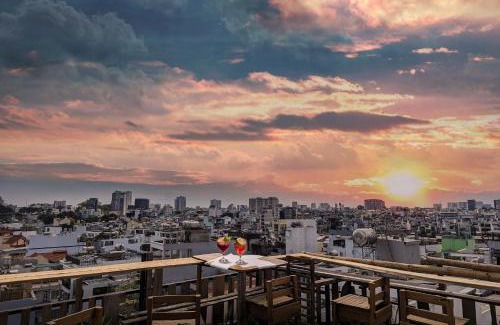 Hang Xanh Hotel | The GK House Hostel, Ecolliving, central city, natural wooden, chill view rooftop, restaurant and cocktail bar