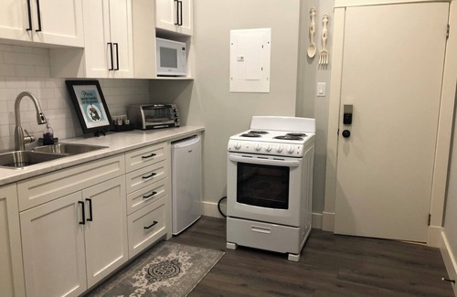 Queens Square Apartment | The Gladys (4.5 Star)2nd Floor Suite(1 of 3 units)