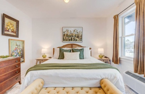 Historic Downtown Manteo House | The Golden Hour Room