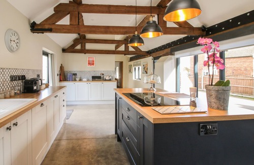 Edgmond Cottage | THE GRANARY, pet friendly, with open fire in Edgmond, Shropshire