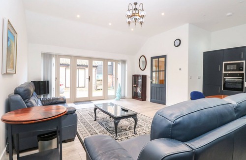 Hethel Cottage | THE GRANARY, pet friendly, with a garden in Long Stratton