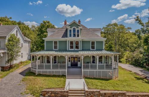 Berkeley Springs Bed & Breakfast | The Grand Castalian Inn Bed and Breakfast
