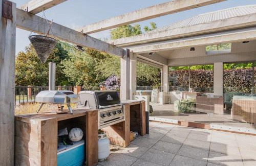 Christchurch Villa | The Grand Escape - Pool Hot Tub & Outdoor Dining