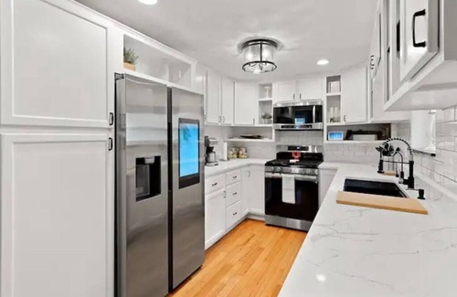 Peoria House | The Grandview Retreat. Elite 4 bedroom & Hot Tub