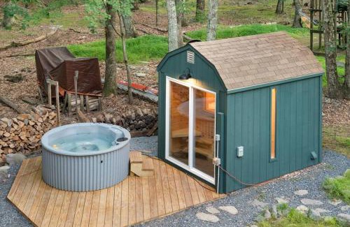 East Stroudsburg Ski Chalet | The Green Forest Retreat - Kayak, Hot Tub, Sauna