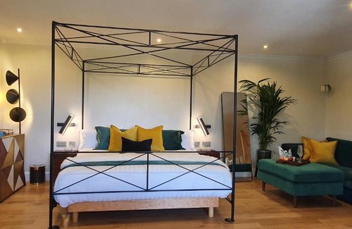 Coatbridge Bed & Breakfast | The Green Monkey Lux Suite at The Grumpy Schnauzer B&B Private Hot Tub, Gym, Breakfast, Stunning!