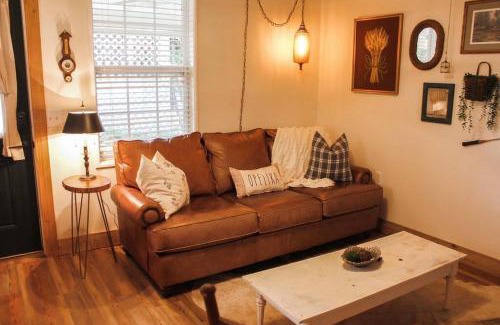 Opelika House | The Greenhouse Cozy Cottage- Walk to Downtown!