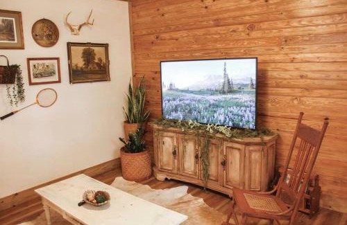 Opelika House | The Greenhouse Cozy Cottage- Walk to Downtown!