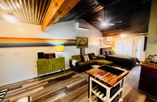 Walnut Springs House | THE GREENROOM, FUNKY music themed tiny home, walking distance to downtown!