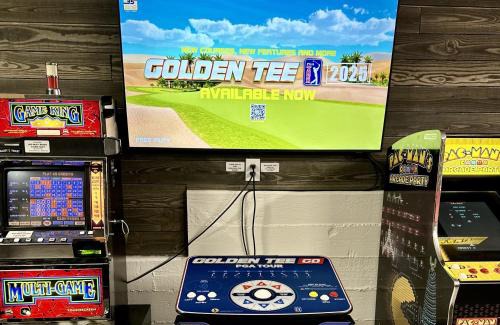Fox Farm House | The Grizzlies Den - Log style cabin located in the desirable Fox Farm area! Games and arcade!