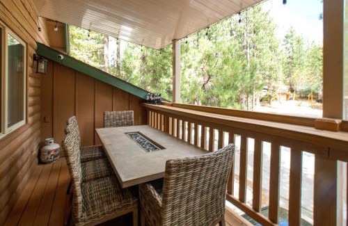 Fox Farm House | The Grizzlies Den - Log style cabin located in the desirable Fox Farm area! Games and arcade!