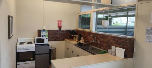 Oaklands Park Apartment | The Grove Getaway 2 min walk to train and shops