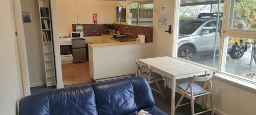 Oaklands Park Apartment | The Grove Getaway 2 min walk to train and shops